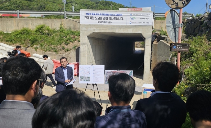 남양주시 와부읍 팔당리 주민들의 숙원사업인 앞술막 마을 통로암거 확장 사업과 관련,현장 브리핑이 진행됐다.(사진=남양주시 제공)