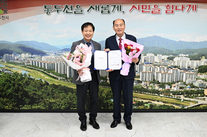 동두천시는 1일 박기검 사동초등학교 교장을 1일 명예시장으로 위촉했다. (사진=동두천시 제공)