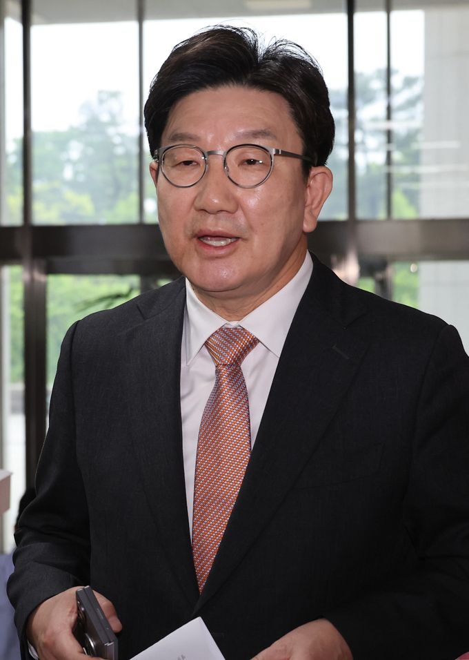 권성동 국민의힘 원내대표가 1일 국회에서 이재명 더불어민주당 대선후보의 공직선거법 위반 혐의 사건에 관한 대법원 상고심 선고 후 브리핑을 마친 뒤 이동하고 있다. (사진=연합뉴스) 