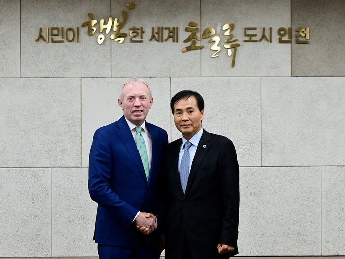 지난 1일 황효진 글로벌도시정무부시장이 시청 영상회의실에서 티미 둘리 아일랜드 농식품해양부 차관과 협력방안을 논의한 뒤 기념촬영을 하고 있다. ( 사진 = 인천시 제공 )