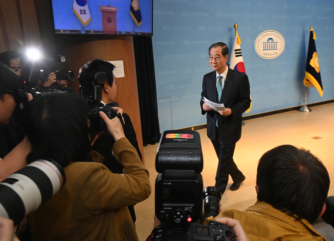 한덕수 전 국무총리가 2일 오전 서울 여의도 국회에서 제21대 대통령선거 출마선언 기자회견을 마친 후 자리를 이동하고 있다.