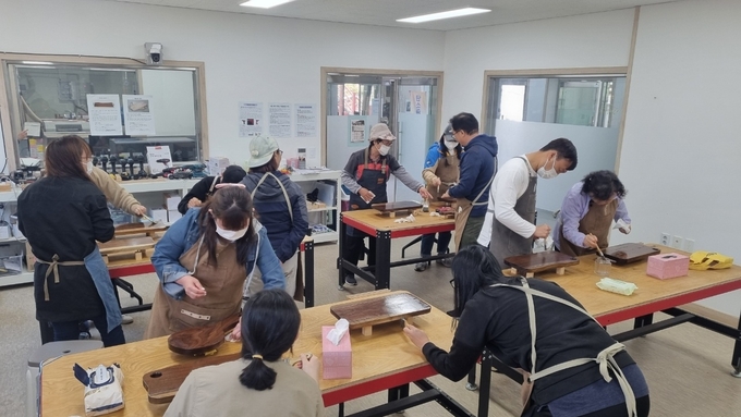 가평군 드림스타트는 최근 산림생태문화단지 내 가평숲공소에서 드림스타트 대상 아동의 양육자 10명을 대상으로 상반기 부모교육 프로그램을 진행했다. (사진=가평군 제공)