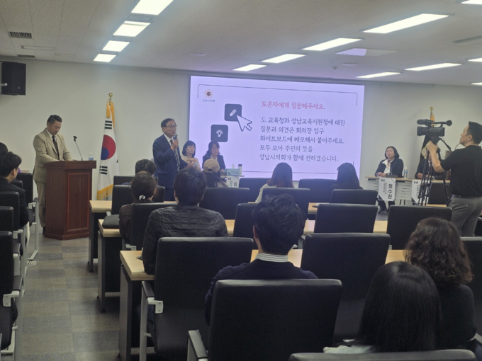 성남시의회 구재평 의원이 지난 4월 30일 열린 '위례·복정지구 과밀학급 해소 대토론회'에서 발언하고 있다. 이날 토론회는 위례동과 복정지구 학부모 100여 명이 참석한 가운데 성남시의회 세미나실에서 개최됐으며, 교육청의 불참 속에 학부모들의 현장 발언과 제안이 이어졌다. (사진=성남시의회 제공)