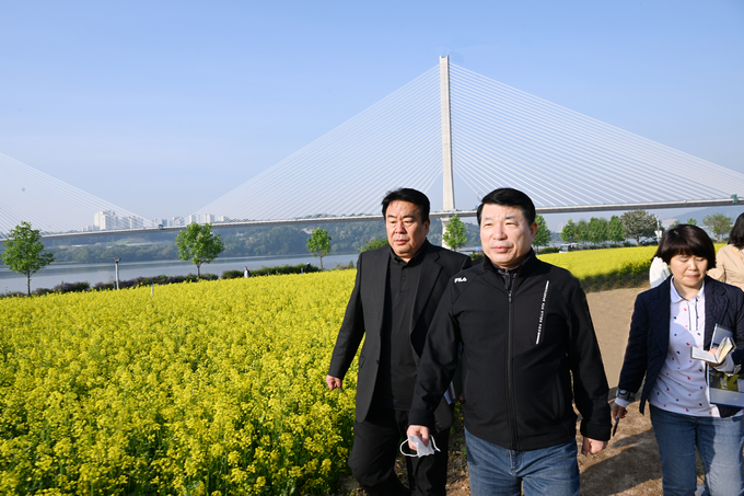 백경현 구리시장이 5월 9일부터 11일까지 3일간 ‘2025 구리 유채꽃 축제’가 개최되는 구리한강시민공원에서 현장 점검을 하고 있다. (사진=구리시 제공)