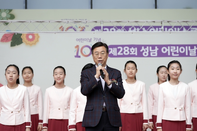신상진 성남시장이 3일 시청 광장에서 열린 ‘제28회 성남 어린이날 큰잔치’에서 인사말을 전하고 있다. 뒷편으로는 성남시립소년소녀합창단이 함께 무대에 올랐다. (사진=성남시 제공)
