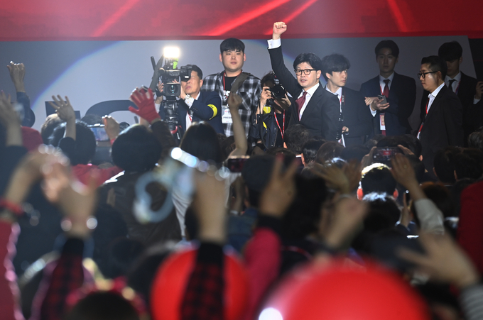 한동훈 국민의힘 대선 경선 후보가 3일 오후 고양시 킨텍스에서 열린 국민의힘 최종 대선 후보 선출 전당대회에서 입장하고 있다.