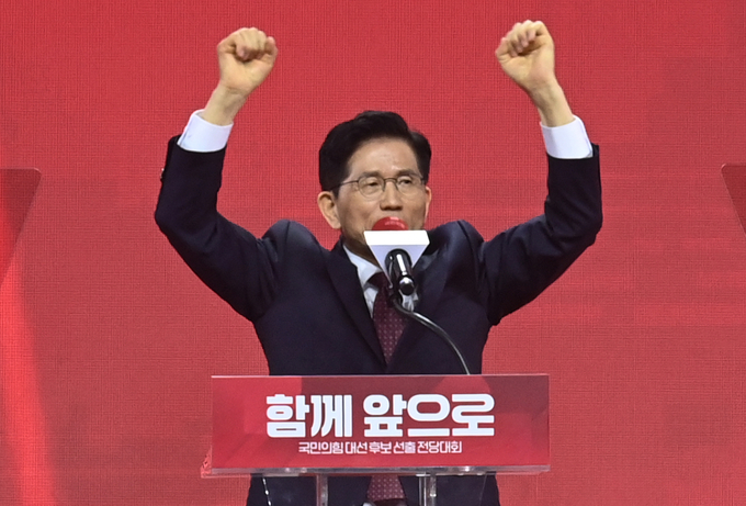 국민의힘 대선 후보로 선출된 김문수 대선 경선 후보가 3일 고양 킨텍스에서 열린 국민의힘 전당대회에서 수락연설을 하며 손을 들어 인사하고 있다. (사진=옥지훈 기자)