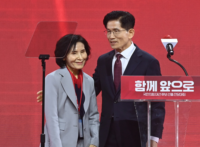 국민의힘 대선 후보로 선출된 김문수 대선 경선 후보가 3일 고양 킨텍스에서 열린 국민의힘 전당대회에서 수락연설을 하며 부인 설난영 여사와 함께 인사하고 있다. (사진=옥지훈 기자)