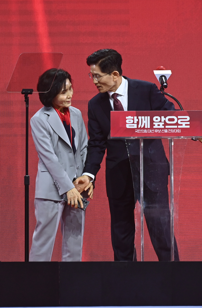 김문수 국민의힘 대선 후보가 3일 오후 고양시 킨텍스에서 열린 국민의힘 최종 대선 후보 선출 전당대회에서 후보 수락 연설 도중 자신의 아내 설난영 여사를 단상으로 불러들이고 있다.