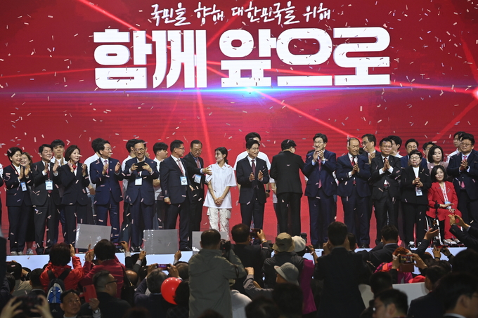 3일 오후 고양시 킨텍스에서 열린 국민의힘 최종 대선 후보 선출 전당대회에서 대선 후보로 김문수 후보가 최종 득표율 56.53%을 기록해 후보로 선출돼 전당대회가 막을 내리고 있다.