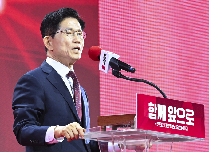 국민의힘 대선 후보로 선출된 김문수 후보가 3일 오후 고양시 킨텍스에서 열린 국민의힘 최종 대선 후보 선출 전당대회에서 후보 수락 연설을 하고 있다. 