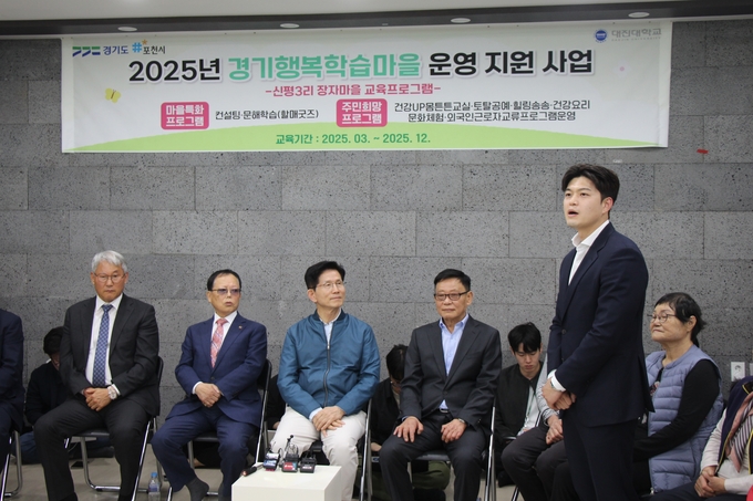 김문수 국민의힘 대선 후보는 4일 오후 포천시 신북면에 위치한 장자마을을 방문해 경기행복학습마을 운영 현황을 확인하고, 김용태(포천·가평) 국회의원의 설명을 듣고 있다. (사진=김용태 의원실 제공)