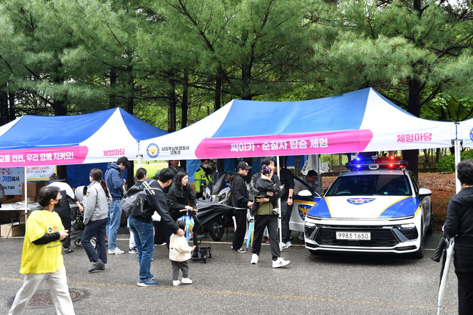 남양주남부경찰서 교통과가 지난 3일 남양주시 체육문화센터에서 열린 ‘제103회 남양주시 어린이날 기념행사’ 행사장에서 어린이 안전체험 홍보활동을 했다. (사진=남양주남부경찰서 제공)