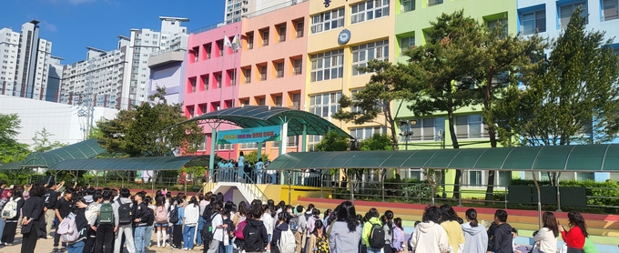 지난 2일 동수원초등학교가 본교 운동장에서 '웃음꽃 피는 등굣길 연주회'를 진행했다. (사진=동수원초등학교 제공)