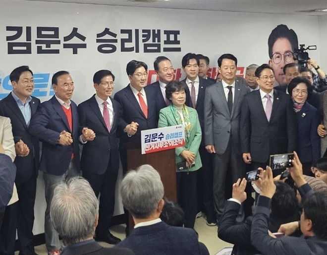 김선교(국힘·여주양평, 맨왼쪽) 의원이 지난달 17일 김문수 대선 후보 캠프 개소식에서 김 후보와 권성동 원내대표 등 참석자들과 손을 맞잡고 있다. (사진=김 의원실 제공)