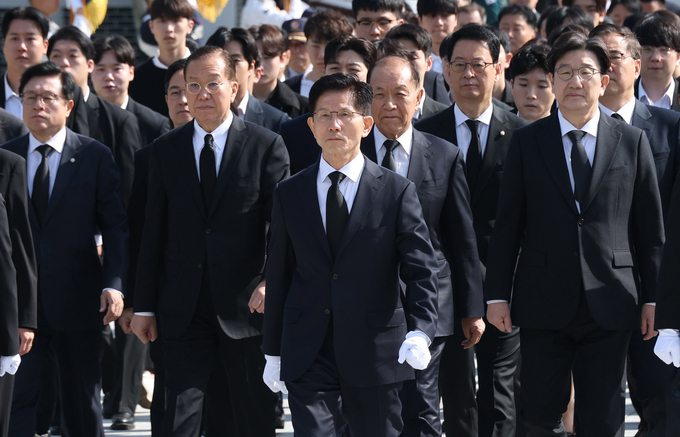 김문수 국민의힘 대선 후보가 지난 4일 권영세 비상대책위원장, 권성동 원내대표, 황우여 선거관리위원장 등과 서울 동작구 국립서울현충원을 찾아 현충탑에 참배하고 있다. (사진=연합뉴스)