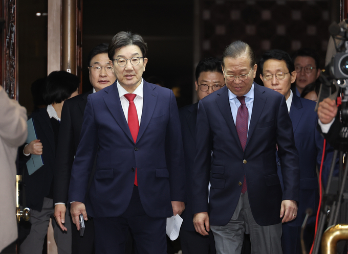 권영세 국민의힘 비상대책위원장과 권성동 원내대표가 5일 서울 여의도 국회에서 열린 의원총회에 참석하고 있다. (사진=연합뉴스)