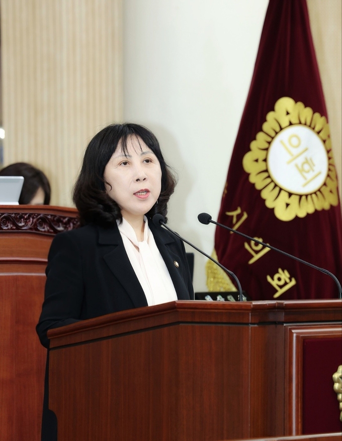 고양시의회는 의원들의 연구단체 지원조례를 통과시킨 가운데 조례를 대표발의한 고덕희 의원이 개정조례안을 설명하고 있다. (사진=고양시 의회 제공)