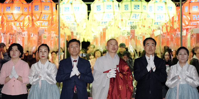 신상진 성남시장(왼쪽 세 번째)이 불기 2569년 부처님오신날을 맞아 대광사 봉축행사에 참석해 합장하고 있다. (사진=성남시 제공)