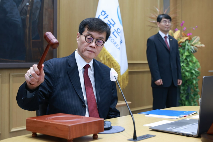 이창용 한국은행 총재가 의사봉을 두드리고 있다. (사진=한국은행 제공)