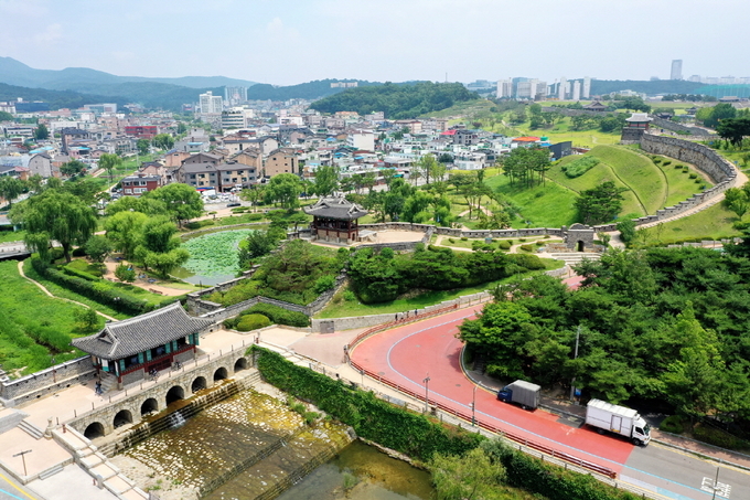 1919년 3월1일 횃불시위대가 결집했던 방화수류정에서 화서문으로 이어지는 성곽. (사진=수원시 제공)