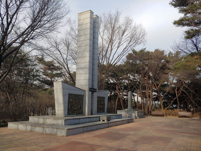팔달산에 정상 부근에 나란히 서 있는 '3·1독립운동기념탑'과 '대한민국독립기념비'. (사진=수원시 제공)