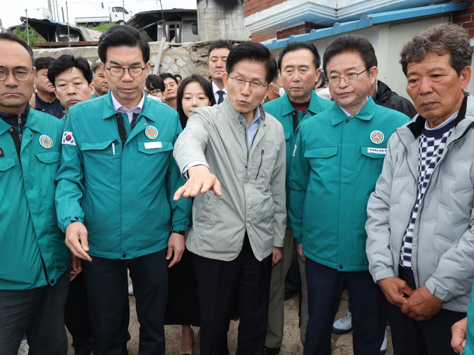 김문수 국민의힘 대선 후보가 6일 대형 산불 피해를 입은 경북 영덕군 영덕읍 석리 따개비마을을 방문해 복구 현황을 살펴보고 있다. (사진=연합뉴스)