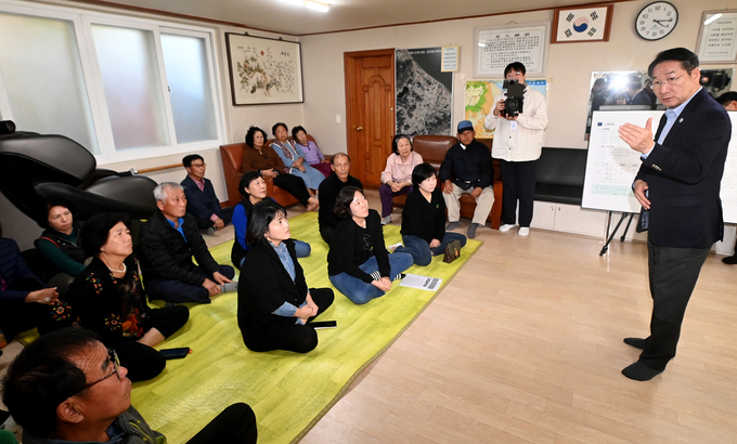 지난해 유정복 인천시장이 강화군 송해면 당산리 마을회관에서 북한 대남 소음방송 피해 주민들과 간담회를 갖고 있다. ( 사진 = 인천시 제공 )