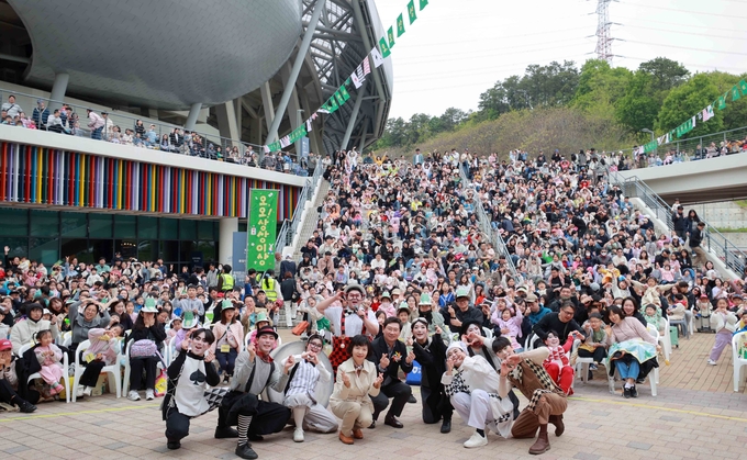 용인특례시는 이상일 시장이 지난 5일 어린이날을 맞아 용인미르스타디움 내 용인어린이상상의숲에서 열린 특별행사에 참석해 어린이들을 격려했다. (사진=용인시 제공)