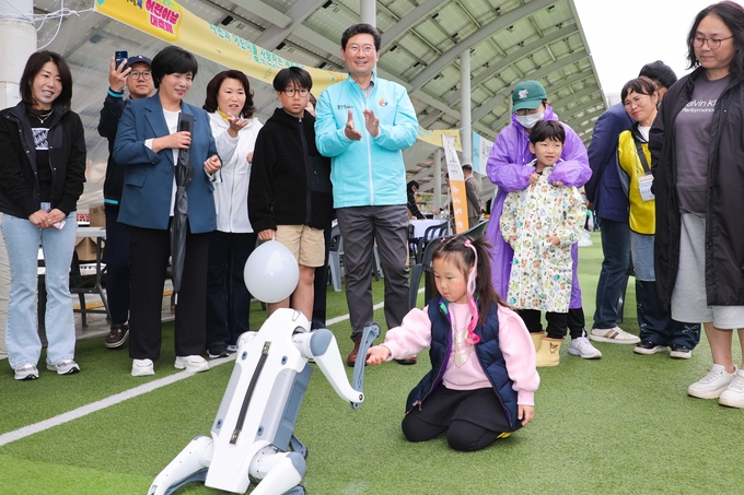 이상일 시장이 어린이날을 앞두고 지난 3일 시청에서 열린 축제에 참석해 어린이들을 응원하고 있다. (사진=용인시 제공)