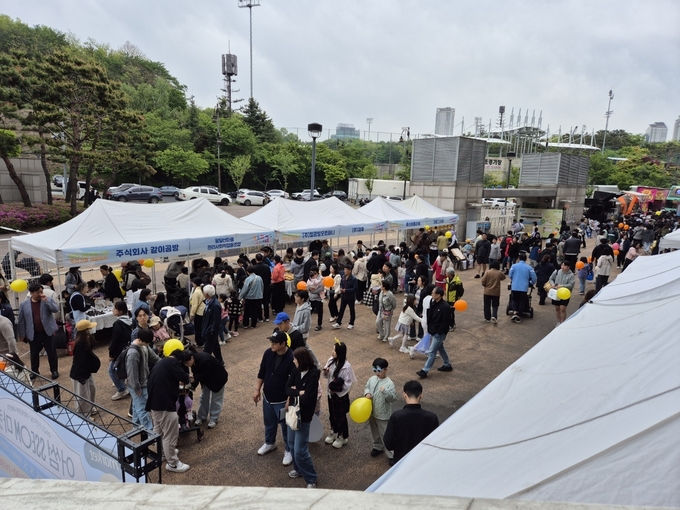 지난 5일 수원월드컵경기장에서 개최된 '어썸마켓'에 방문한 시민들이 행사장을 둘러보고 있다. (사진=수원도시재단 제공)
