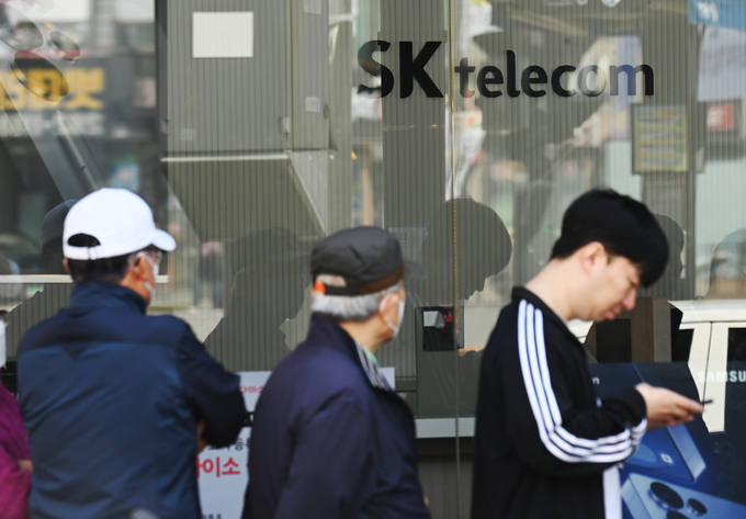 최민희 “SKT, 과거 귀책사유 위약금 약관 지적···책임 회피 여전”