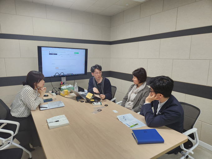 용인특례시가 온라인판매 제한으로 어려움을 겪고 있는 A사의 고충을 해소하기 위해 이야기를 나누고 있다. (사진=용인시 제공)