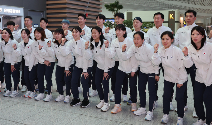 지난 4월 24일 인천국제공항 2터미널에서 배드민턴 국가대표팀 선수들이 세계혼합단체선수권대회(수디르만컵) 출전을 위해 출국에 앞서 기념촬영을 하고 있다. (사진=연합뉴스)