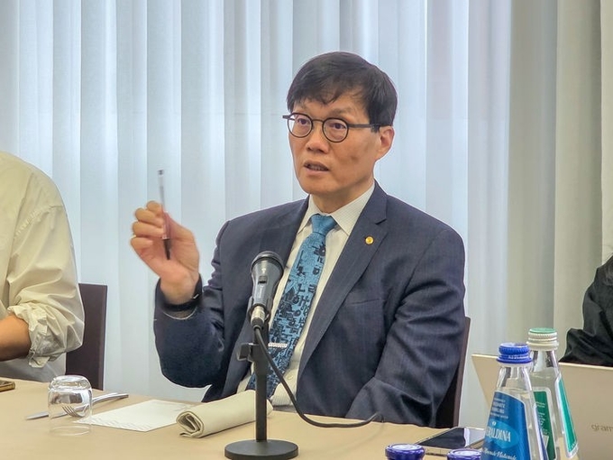 이창용 한국은행 총재가 5일(현지시간) 오전 아시아개발은행(ADB) 연차 총회 참석차 방문한 이탈리아 밀라노에서 국내 기자단과 간담회를 가졌다. (사진=한국은행 제공) 