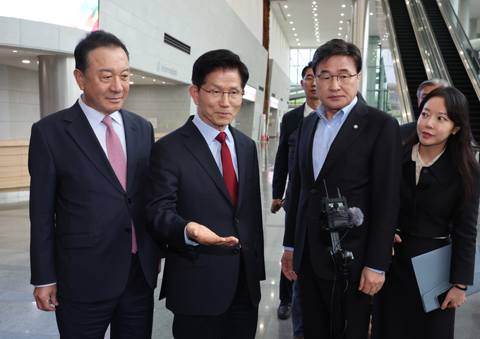 김문수 국민의힘 대선 후보가 6일 아시아태평양경제협력체(APEC) 회의장인 경북 경주시 경주화백컨벤션센터에서 취재진의 질문에 답하고 있다. 김 후보 양 옆으로는 초선·재선 대표인 엄태영·김대식 의원. (사진=연합뉴스)