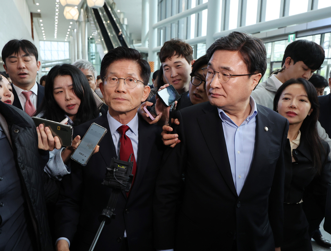 김문수 국민의힘 대선 후보가 6일 아시아태평양경제협력체(APEC) 회의장인 경북 경주시 경주화백컨벤션센터에서 후보 일정을 중단하고 서울로 올라가 현안 문제에 대한 대책을 마련하겠다고 밝힌 뒤 회의장을 떠나고 있다. 오른쪽은 김대식 의원. (사진=연합뉴스)