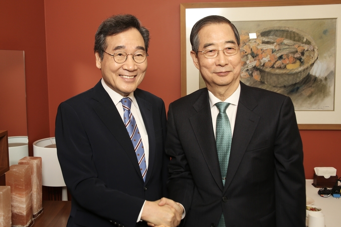 6일 서울 중구 컨퍼런스하우스달개비에서 무소속 한덕수 대선 예비후보와 이낙연 전 국무총리가 오찬 회동을 하기 전 악수하고 있다. (사진=새미래민주당 제공)