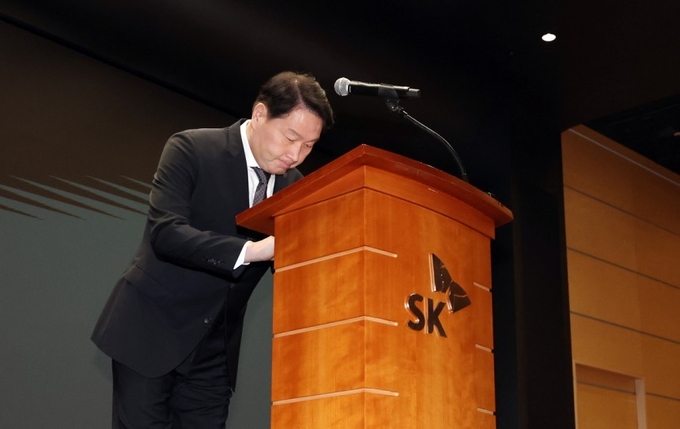 최태원 SK그룹 회장이 7일 서울 중구 SK텔레콤 T타워에서 열린 유심 정보 유출 관련 일일 브리핑에 참석, 정보 유출과 관련해 대국민 사과를 하고 있다. (사진=연합뉴스 제공)