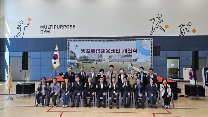 7일 망포복합체육센터 2층 다목적체육관에서 진행된 '망포복합체육센터 개관식'에 참석한 관계자들이 기념사진을 찍고 있다. (사진=유창현 기자)