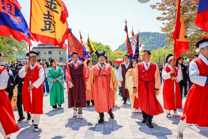 양평 용문산 산나물 축제 행렬. (사진=양평군 제공)