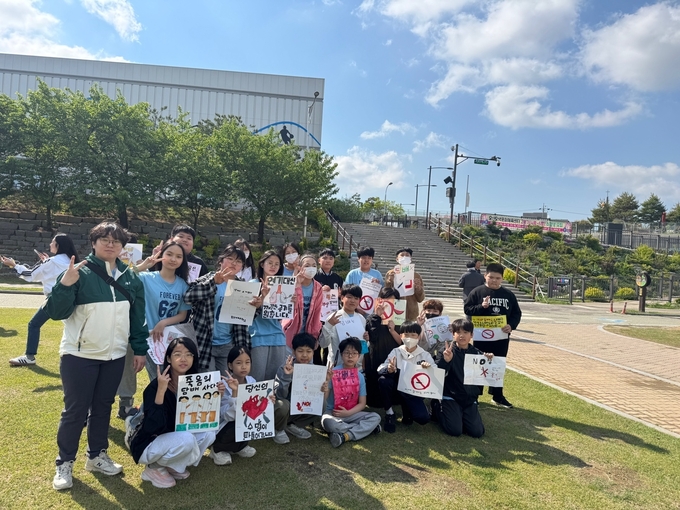오산 성호초, 오산천 따라 걷는건강과 금연캠페인 장면. (사진=성호초 제공)