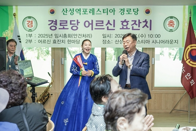 신상진 성남시장이 7일 신흥2동 산성역포레스티아경로당에서 열린 ‘경로당 어르신 효 잔치’에서 어르신들과 함께하는 특별한 시간을 보내고 있다. 신 시장은 행사 중 마이크를 잡고 어르신들을 위한 노래를 부르며 즐거운 분위기를 만들었고, 참석자들로부터 뜨거운 박수와 호응을 받았다. (사진=성남시 제공)