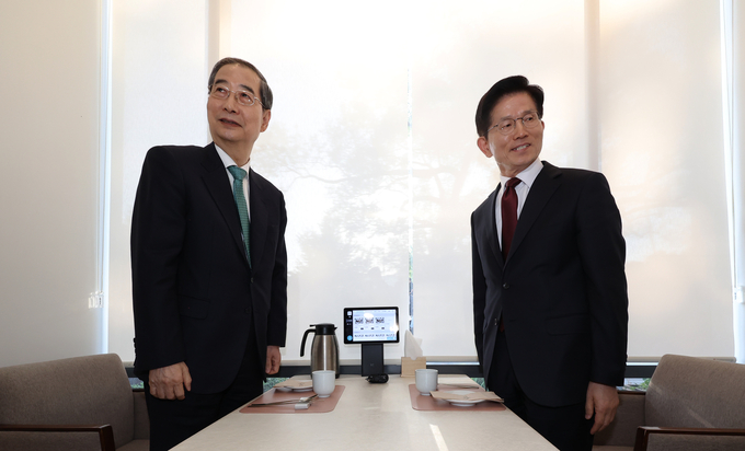김문수 국민의힘 대선후보와 한덕수 무소속 대선 예비후보가 7일 서울 종로구의 한 식당에서 후보 단일화 관련 회동을 하며 서로 다른 곳을 쳐다보고 있다. (사진=연합뉴스)