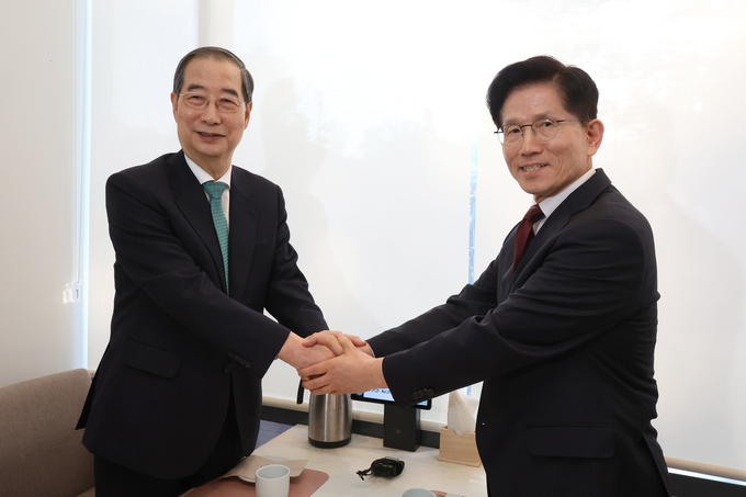 김문수 국민의힘 대선후보(왼쪽)와 한덕수 무소속 대선 예비후보가 7일 서울 종로구의 한 식당에서 후보 단일화 관련 회동을 하기 전 악수하고 있다. (사진=연합뉴스)