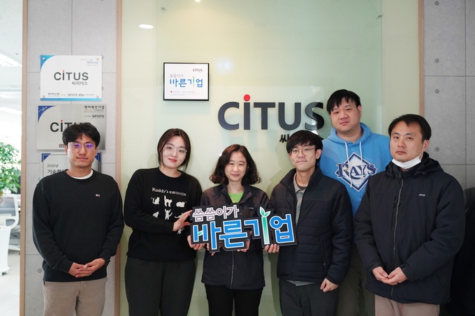 대한적십자사 기업사회공헌 프로그램 '씀씀이가 바른기업' 캠페인에 참여하고 있는 탁동국 싸이더스 대표(왼쪽). (사진=대한적십자사 경기도지사 제공)