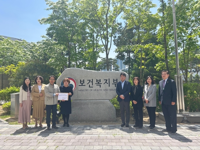 지난 7일 이희승 수원시의회 보건복지위원장을 비롯한 사정희 부위원장, 김은경(민주·권선1) 의원, 정영모(국힘·영화) 의원 등 보건복지위원회 소속 시의원, 시·유관기관 관계자가 보건복지부를 방문했다. (사진=수원시의회 제공)