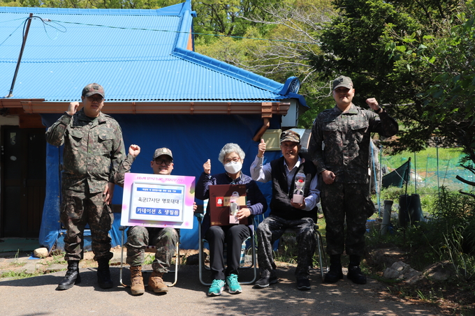 김포시 하성면, 육군 제17사단 명포대대가 6·25 전쟁 및 월남전 참전용사 가정을 방문 생필품을 전달하고 기념사진을 찍고 있다. (사진=육군제17사단 명포대대 제공)