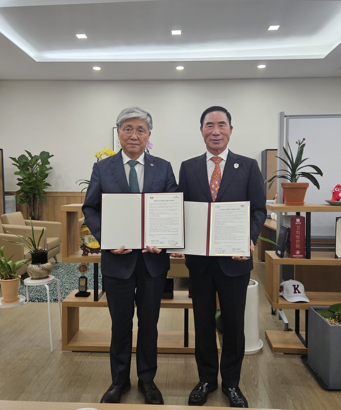 7일 경희대 부총장실서 진행된 '경기도청 직장운동경기부 계약학과 운영 업무협약식'에 참석한 이원성 경기도체육회장(오른쪽)과 홍충선 경희대 학무부총장이 기념사진을 찍고 있다. (사진=경기도체육회 제공)