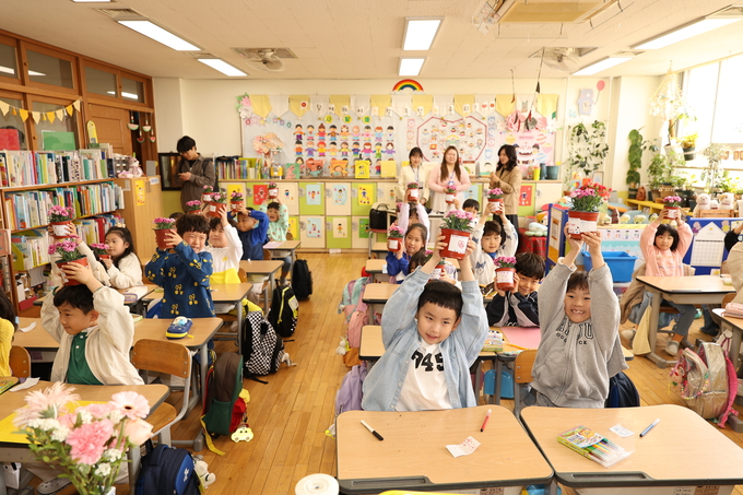8일 인천환경공단 환경해설사가 생활폐기물 소각처리 과정에서 발생하는 소각열로 재배한 카네이션을 활용해 초은초 학생들에게 찾아가는 환경교육을 진행하고 있다. ( 사진 = 인천환경공단 제공 )